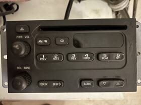 300244333 General Motors - Foreign Geo Tracker Stereo Radio Am Fm Cd Player 2003