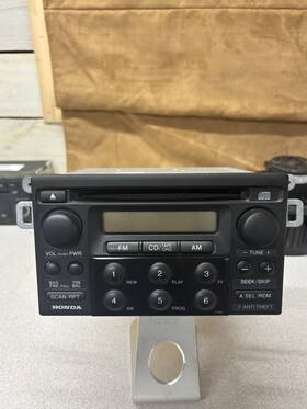 39101 Honda S82 A230 Oem Am/fm Cd Radio Untested