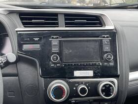 39171t5ra81 Honda 2017 Fit Audio Receiver With 5ftft Screen 1.5l Mt Fwd 122k -lx- 61935