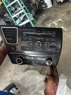 Dbz29106165c Honda Oem Radio From A 2013 Civic